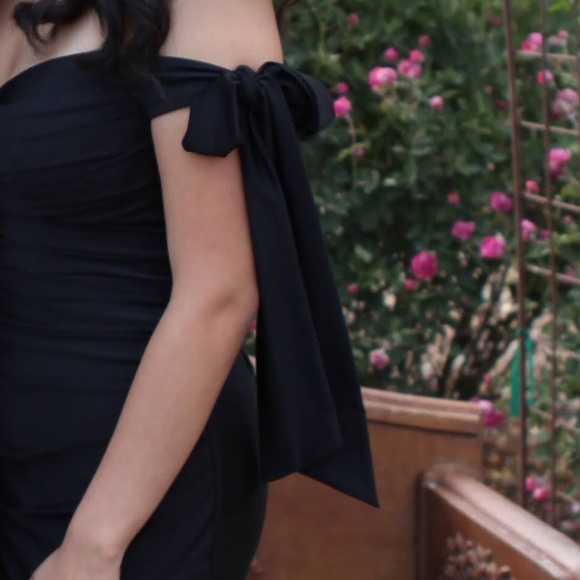 Elegant Black Off-Shoulder Prom Dress - Picture 5 of 7